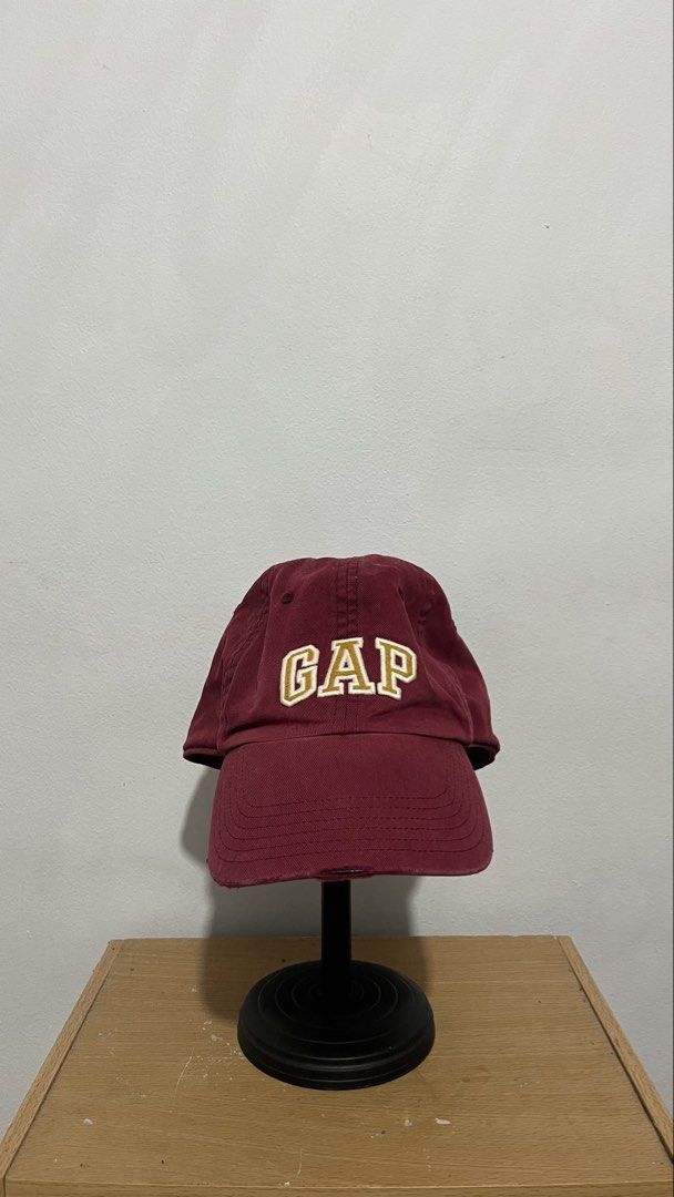 GAP Maroon Embroidered Logo Baseball Cap (Category: Caps & Hats) located in Tarlac. Submitted by reyniiiboi (Listing ID 1467384640, Image 2). Description: Size : Adjustable Condition : 9/10.
