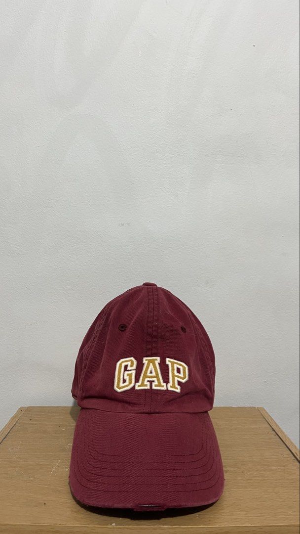 GAP Maroon Embroidered Logo Baseball Cap (Category: Caps & Hats) located in Tarlac. Submitted by reyniiiboi (Listing ID 1467384640, Image 1). Description: Size : Adjustable Condition : 9/10.