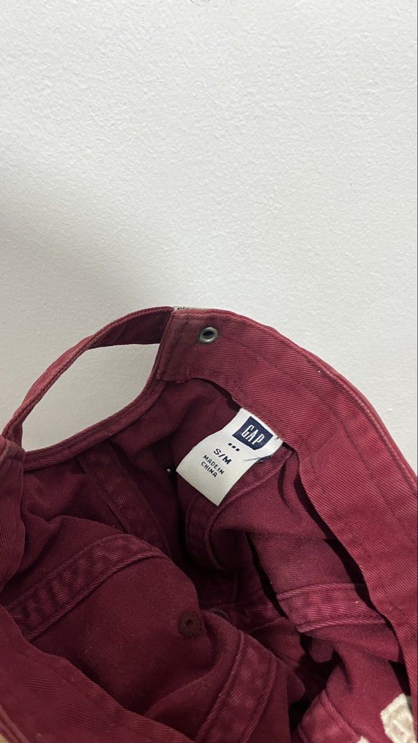 GAP Maroon Embroidered Logo Baseball Cap (Category: Caps & Hats) located in Tarlac. Submitted by reyniiiboi (Listing ID 1467384640, Image 3). Description: Size : Adjustable Condition : 9/10.