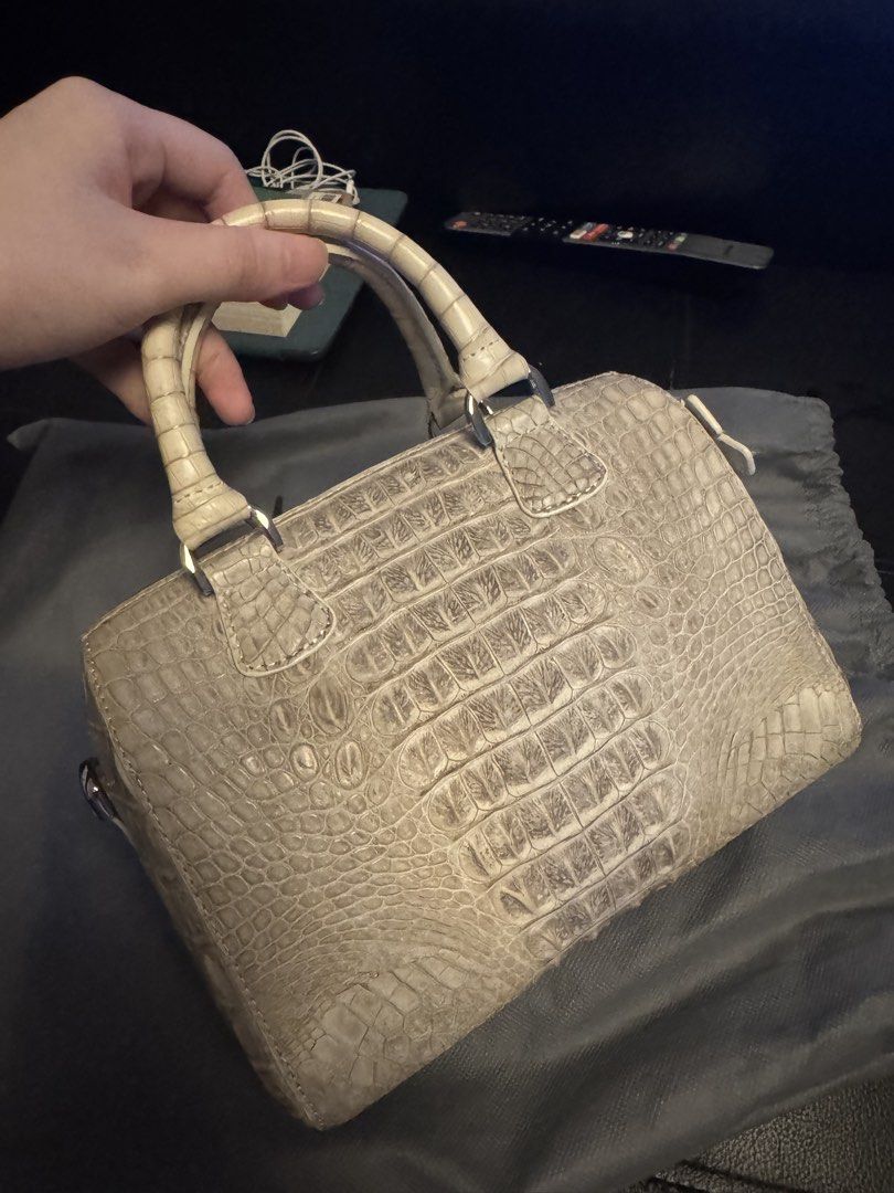 Genuine himalayan crocodile speedy bag (Category: Luxury Bags & Wallets) located in Manila. Submitted by bookishtati (Listing ID 1467484296, Image 2). Description: .