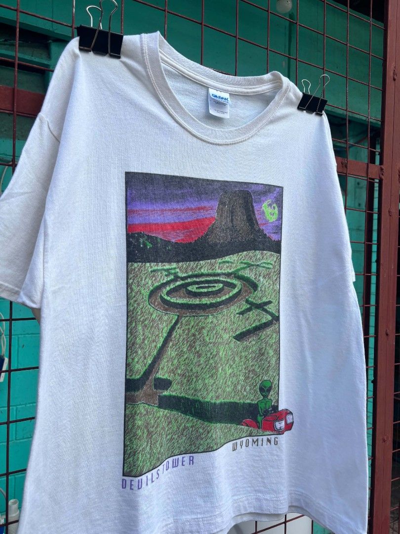 Gildan Devils Tower Wyoming Alien Graphic T-Shirt (Category: Tshirts & Polo Shirts ) located in Pinamungahan. Submitted by _kimmmvtg (Listing ID 1467499243, Image 3). Description: Devils Tower, crop circle, and alien driving a red lawnmower Large 21x26 Issue/s: Hairlines & lints 📌Some issues may not be seen or indicated.
