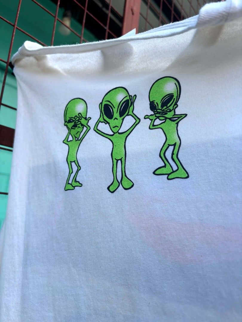Gildan Devils Tower Wyoming Alien Graphic T-Shirt (Category: Tshirts & Polo Shirts ) located in Pinamungahan. Submitted by _kimmmvtg (Listing ID 1467499243, Image 2). Description: Devils Tower, crop circle, and alien driving a red lawnmower Large 21x26 Issue/s: Hairlines & lints 📌Some issues may not be seen or indicated.