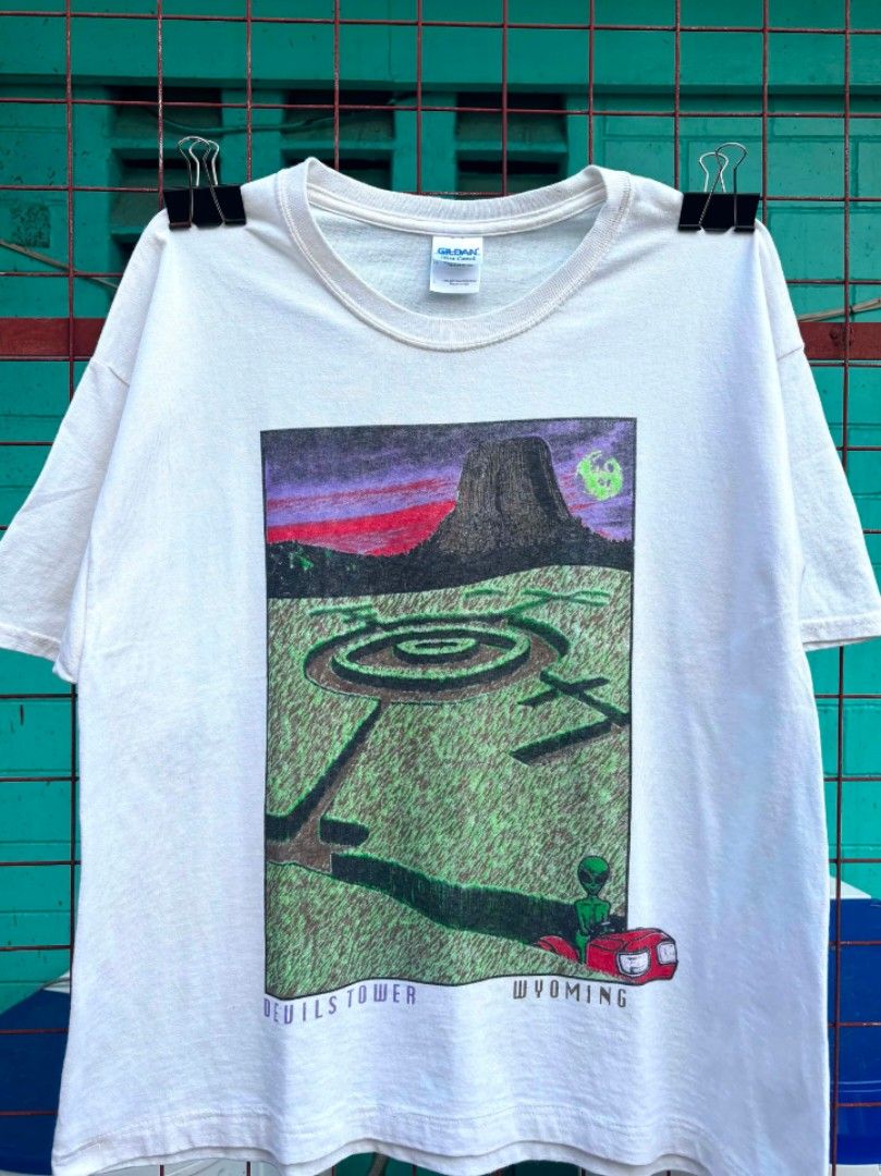 Gildan Devils Tower Wyoming Alien Graphic T-Shirt (Category: Tshirts & Polo Shirts ) located in Pinamungahan. Submitted by _kimmmvtg (Listing ID 1467499243, Image 1). Description: Devils Tower, crop circle, and alien driving a red lawnmower Large 21x26 Issue/s: Hairlines & lints 📌Some issues may not be seen or indicated.
