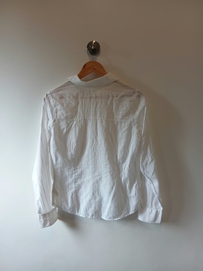 Giordano White Striped Long Sleeve Button-Down Shirt (Category: Formal Shirts) located in Antipolo. Submitted by wisecat.4a7eea (Listing ID 1467402836, Image 3). Description: - Brand: Giordano - Color: Classic white with faint vertical pinstripes - Size: Medium tag (fits like Small to Medium) - Details: Long sleeves with button cuffs, traditional collar neckline - Material: Lightweight and comfortable - Condition: Clean overall, ready to wear.