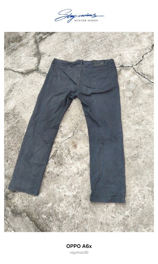 Giorgio Armani Black Jeans (Category: Jeans) located in Manila. Submitted by vtg_finds30 (Listing ID 1466455711, Image 2). Description: 🔥 GIORGIO ARMANI MAINLINE JEANS — MADE IN ITALY 🔥 ✅ Totoong Giorgio Armani — Mainline (hindi Emporio/Exchange) 🇮🇹 ✨ Estilo: Black denim / slim-straight cut 📏 Sukat: US 36 — kasya sa bewang 34–36 🧵 Tela: Premium cotton — makapal at presko 🏭 Gawa sa Italy — hindi China! 🏷️ Detalye: Tunay na leather patch sa