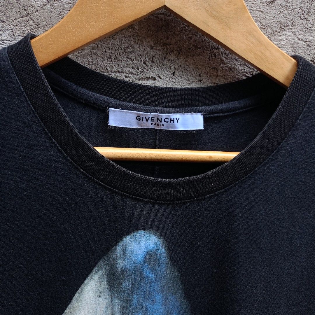 GIVENCHY AW2017 SHARK HEAD (Category: Tshirts & Polo Shirts ) located in Koronadal. Submitted by thriflex.29 (Listing ID 1467477473, Image 3). Description: G*VENCHY AW2017 SHARK HEAD Size: Large Measurements: Width 22 Length 30 Condition: 9/10 - Excellent Colorate: 9.5/10 No Issu Mine: 450.