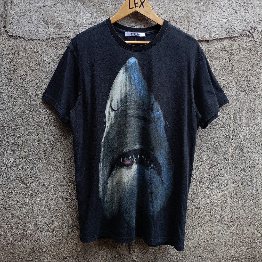GIVENCHY AW2017 SHARK HEAD (Category: Tshirts & Polo Shirts ) located in Koronadal. Submitted by thriflex.29 (Listing ID 1467477473, Image 1). Description: G*VENCHY AW2017 SHARK HEAD Size: Large Measurements: Width 22 Length 30 Condition: 9/10 - Excellent Colorate: 9.5/10 No Issu Mine: 450.