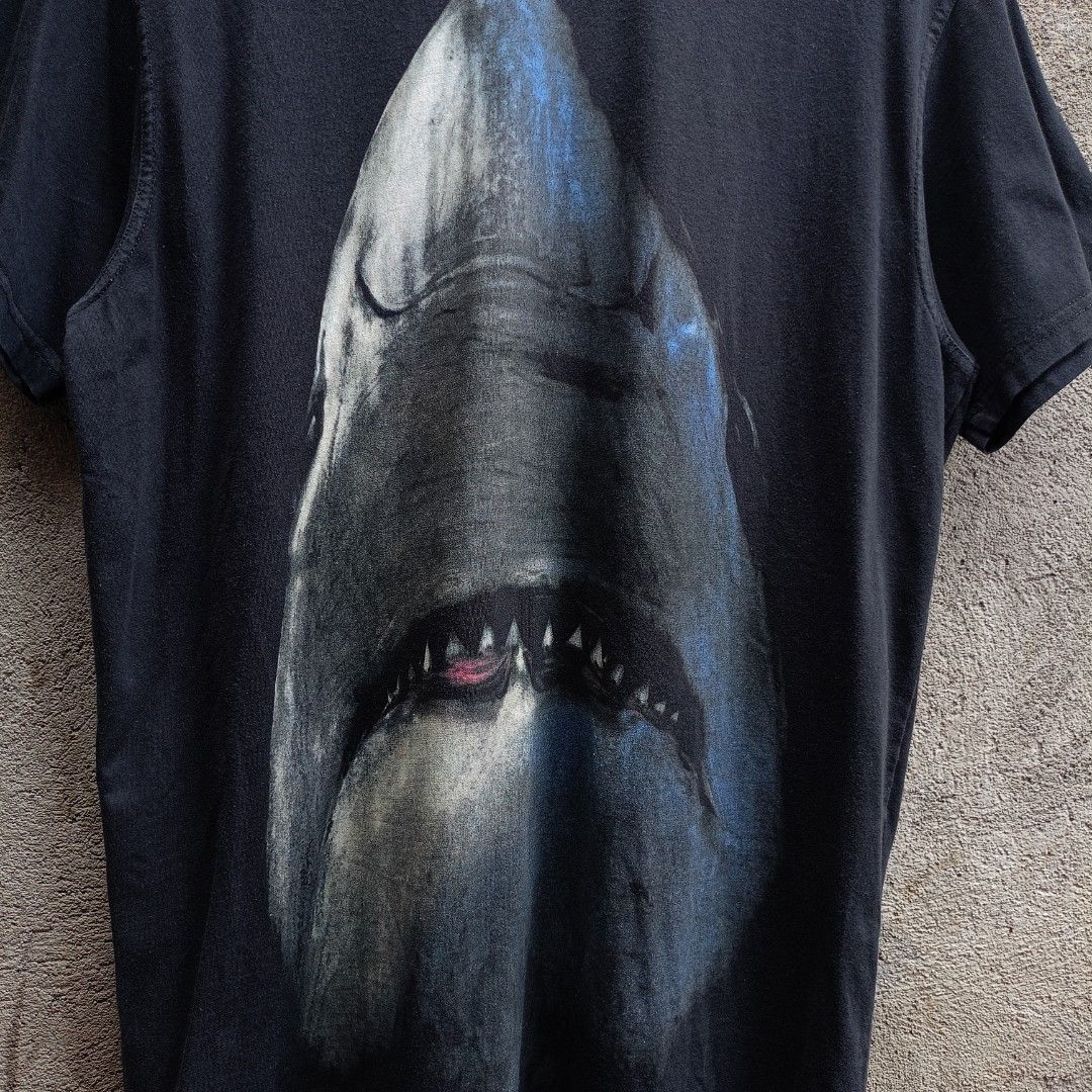 GIVENCHY AW2017 SHARK HEAD (Category: Tshirts & Polo Shirts ) located in Koronadal. Submitted by thriflex.29 (Listing ID 1467477473, Image 2). Description: G*VENCHY AW2017 SHARK HEAD Size: Large Measurements: Width 22 Length 30 Condition: 9/10 - Excellent Colorate: 9.5/10 No Issu Mine: 450.