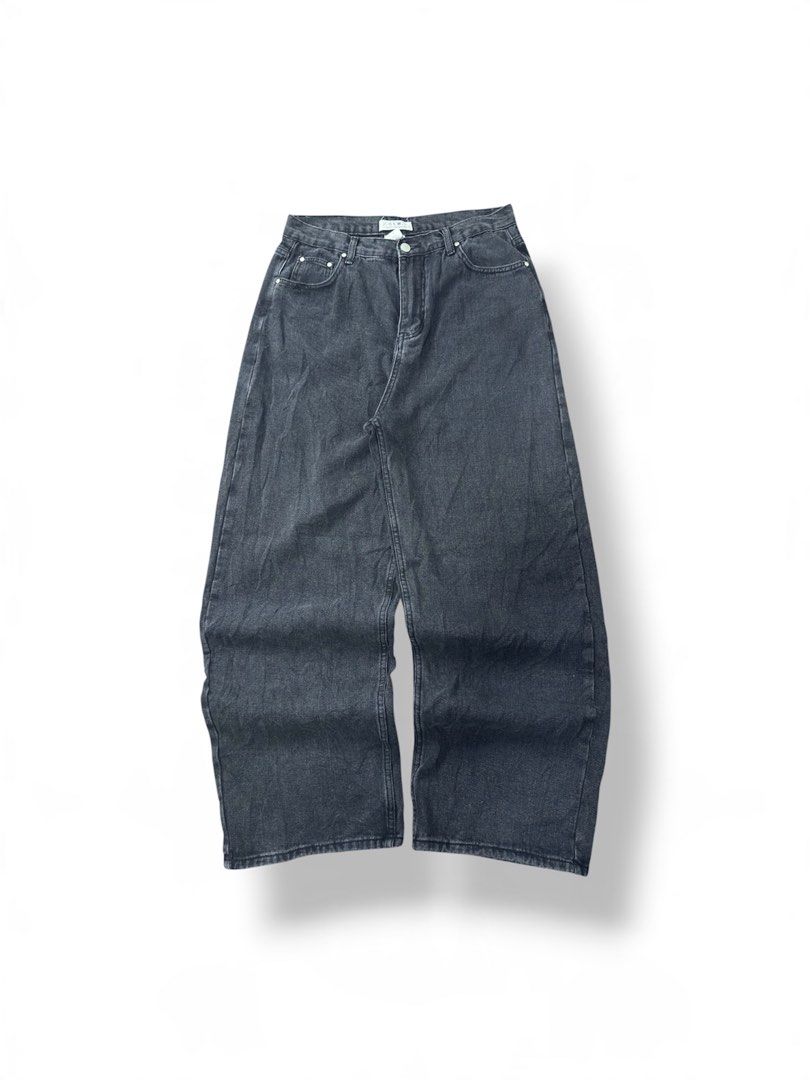GLW (M) / Black baggy jeans (Category: Jeans) located in General Santos City (Dadiangas). Submitted by archives_haus (Listing ID 1467452794, Image 1). Description: GLW (M) / Black baggy jeans W - 32 to 34 L - 42 T - 14.5 H - 10.5 hard / thick denim / heavy denim good fittings need wash .