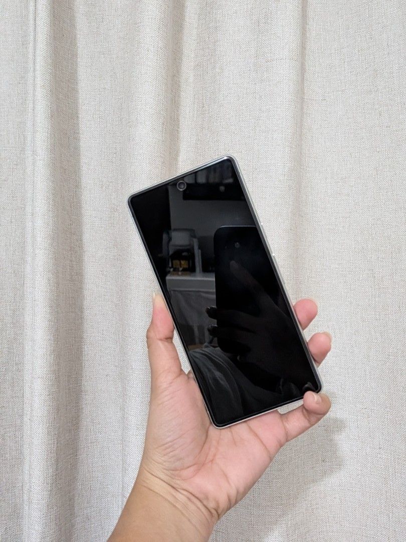 Google Pixel (Category: Google Pixel) located in Manila. Submitted by hellojelo (Listing ID 1467497972, Image 2). Description: with cases and charger.