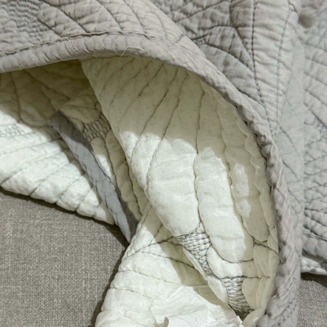 Gray Absorbent Couch Seat Protector Leaf Pattern 100x50cm (Category: Bedding & Towels) located in Marikina City. Submitted by lovegoeson (Listing ID 1467408929, Image 3). Description: - Size: 100x50cm - Color/Design: Light grey with a leaf pattern - Material: Soft quilted fabric top with absorbent inner layers - Protection: Guards against spills, pets, and daily wear - Care: Machine washable for easy cleaning.
