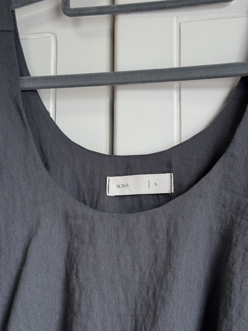 Gray Bubble Tank Top (Category: Sleeveless) located in Malolos. Submitted by xoxoche_n (Listing ID 1467556944, Image 3). Description: Used once Super cuteee! Very presko and hq fabric **straps not included .