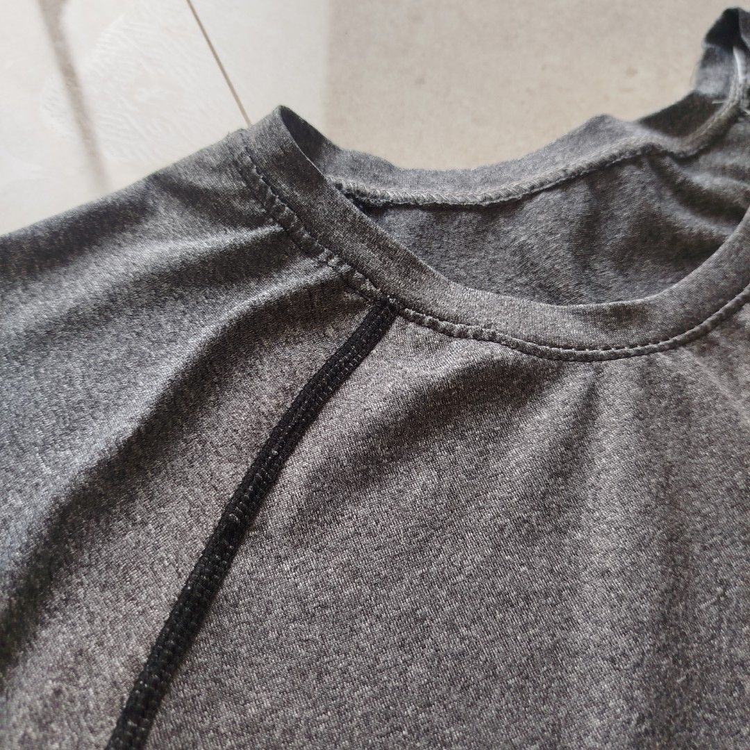 Gray Workout Top (Category: Others Tops) located in Quezon City. Submitted by wearpetalsph (Listing ID 1467410657, Image 3). Description: 📌 RFS: Decluttering 📌 Condition: Good 💯 🌸 Delivery and payment method: ➡️ Lalamove and gcash Feel free to PM for more details. Happy shopping! - Wear Petals PH 😊💖.