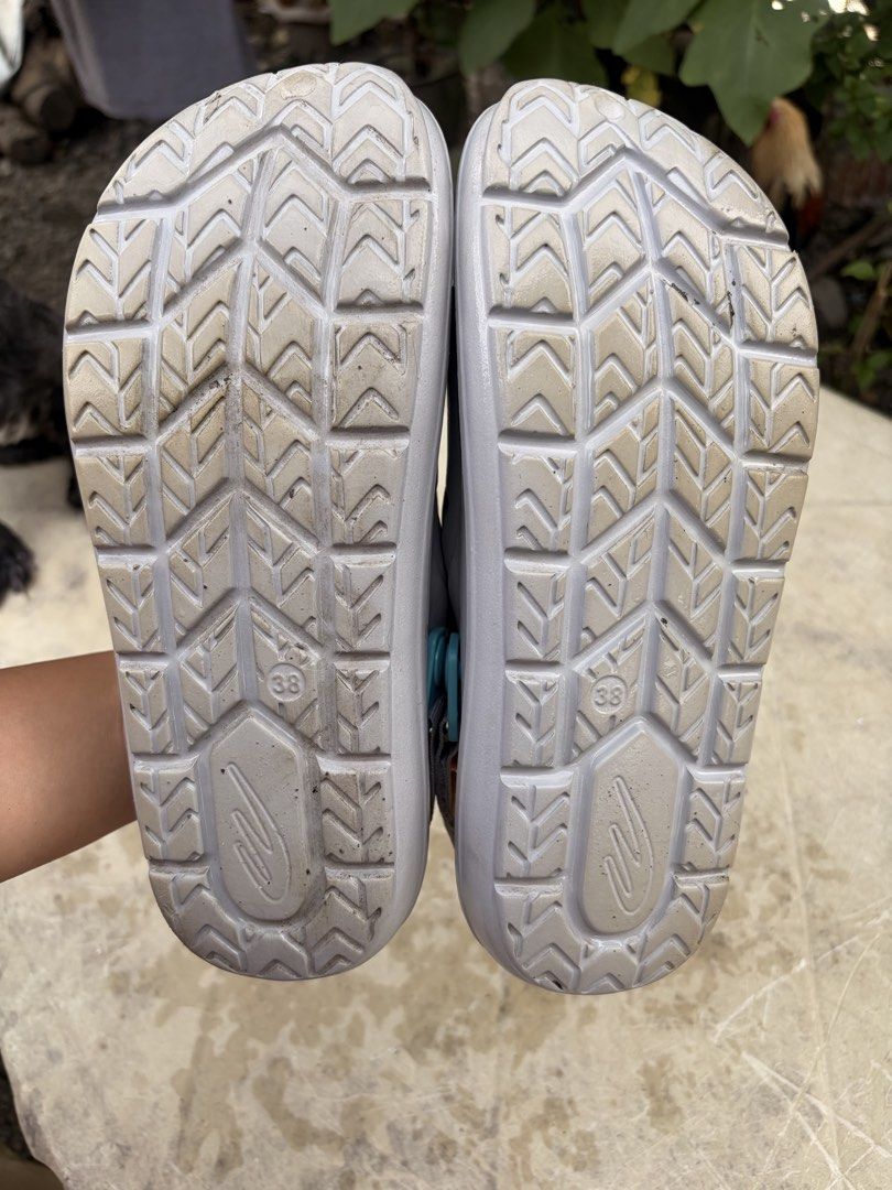 Grey Clogs Size 38 (Category: Slippers & Slides) located in Manila. Submitted by cindy07men29204 (Listing ID 1467437026, Image 2). Description: World balance Size 38 1 week used lang po .