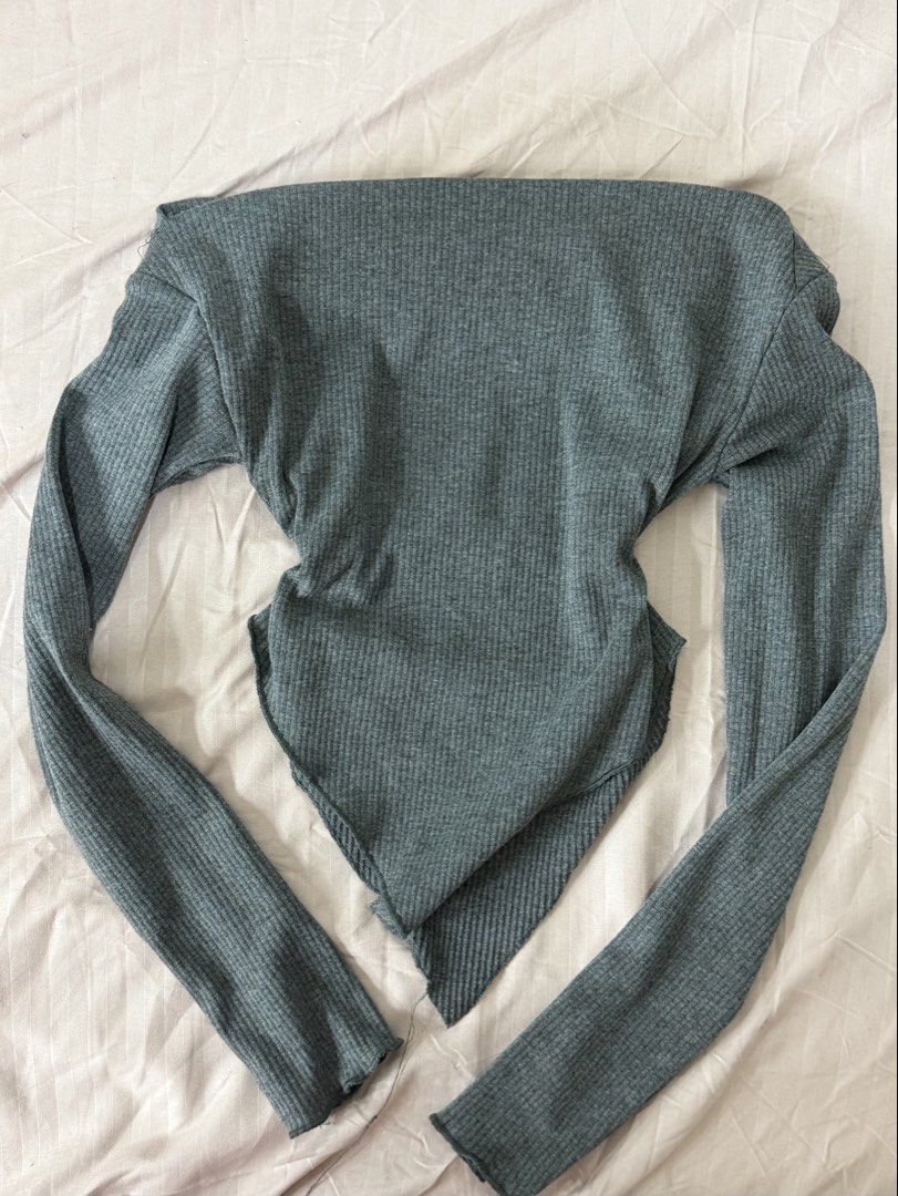 Grey off shoulder long sleeve top (Category: Longsleeves) located in Quezon City. Submitted by gem_210 (Listing ID 1467411803, Image 1). Description: > DM for more pictures.