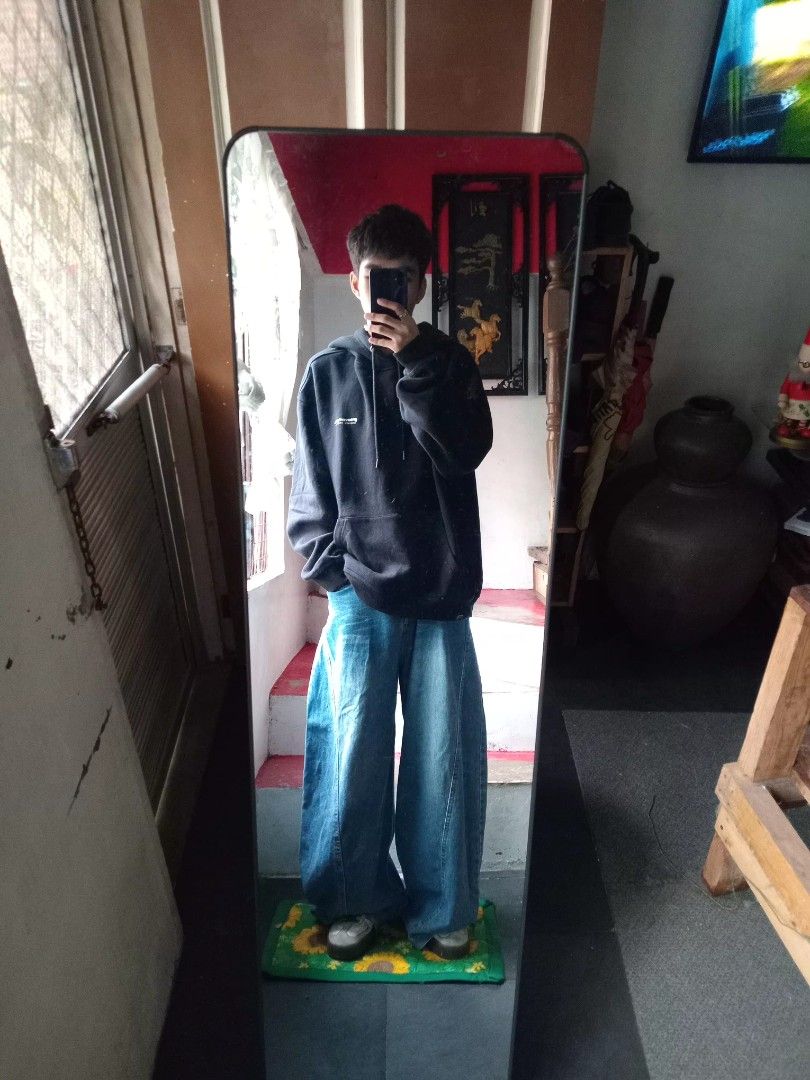 grooverhyme hoodie (Category: Hoodies) located in San Isidro. Submitted by lagloots (Listing ID 1467379716, Image 2). Description: grooverhyme hoodie heavy cotton black na black in person fits large - semi xl 📌model's reference: 5'7, 45kg DIMES (IN INCHES) LENGTH: 27 / WIDTH: 24.5 CONDITION: /10 [] COLOR RATE: /10 ISSUE: minimal cracks, dot bleach stains (di halata in person).