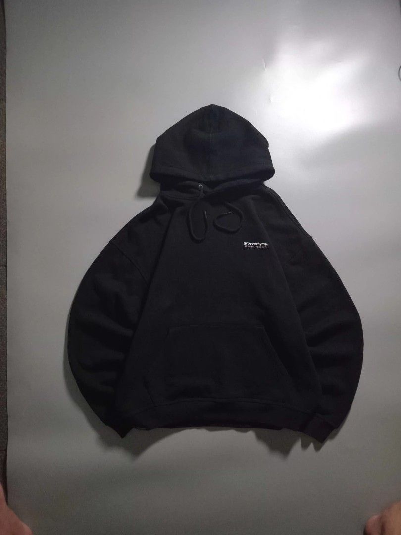 grooverhyme hoodie (Category: Hoodies) located in San Isidro. Submitted by lagloots (Listing ID 1467379716, Image 3). Description: grooverhyme hoodie heavy cotton black na black in person fits large - semi xl 📌model's reference: 5'7, 45kg DIMES (IN INCHES) LENGTH: 27 / WIDTH: 24.5 CONDITION: /10 [] COLOR RATE: /10 ISSUE: minimal cracks, dot bleach stains (di halata in person).