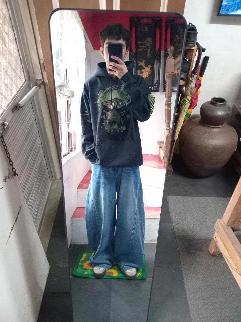 grunt style big head hoodie (Category: Hoodies) located in San Isidro. Submitted by lagloots (Listing ID 1467377940, Image 2). Description: grunt style hoodie makapal tela fits large 📌model's reference: 5'7, 45kg DIMES (IN INCHES) LENGTH: 27 / WIDTH: 24 CONDITION: 9/10 [] COLOR RATE: 9/10 ISSUE: none.