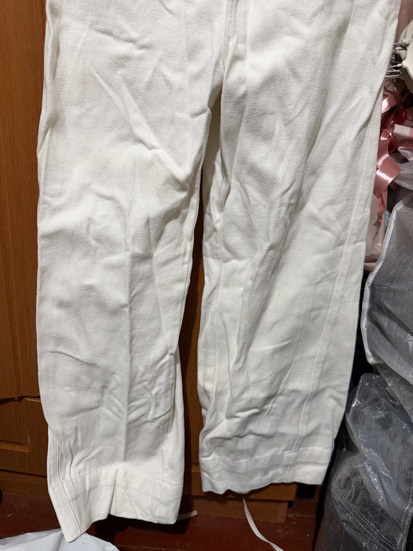 GTW White Trousers Size S (Category: Jeans) located in Muntinlupa City. Submitted by biancaagbscloset (Listing ID 1467538694, Image 2). Description: - Brand/Style: GTW white pants - Size: Small - Closure & Pockets: Zipper fly with functional front pockets - Fit: Straight leg cut - Fabric: Lightweight and textured - Versatility: Easy to pair with any basic top or casual shirt - Ideal For: Daily wear, weekend outings, or as a simple wardrobe basic.