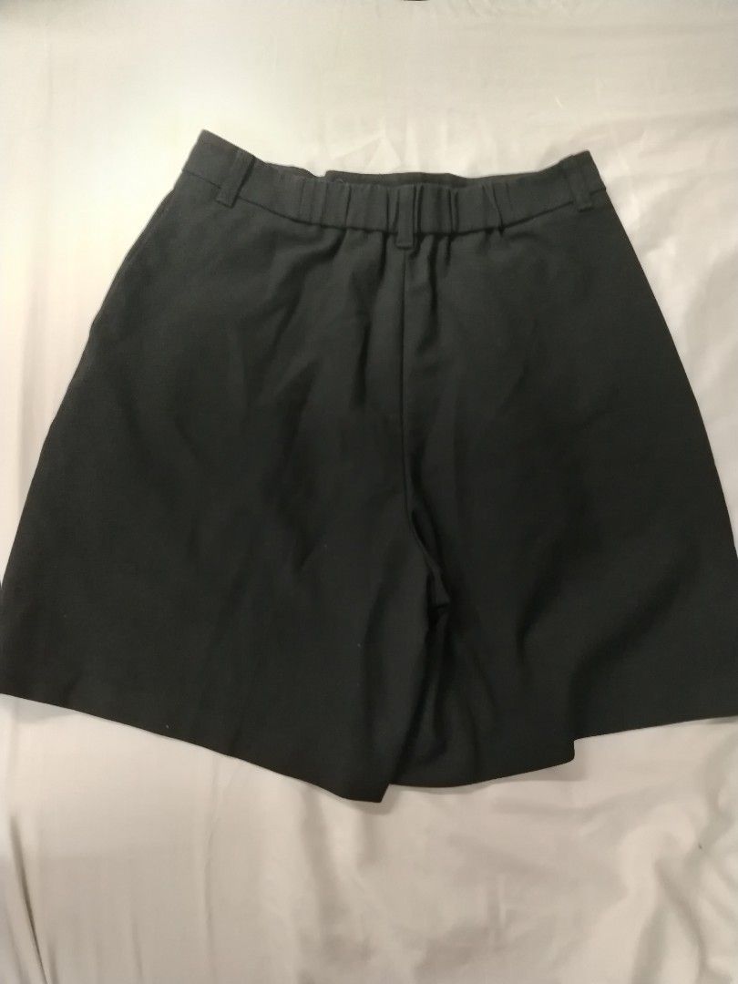 GU Black Pleated Shorts Size M 66cm (Category: Shorts) located in Manila. Submitted by sakimirin (Listing ID 1467524663, Image 2). Description: - Brand/Model: GU Black Pleated Shorts - Size: M (Waist: 66cm with partial elastic back for extra comfort) - Material: 67% polyester, 30% rayon, 3% polyurethane - Details: Button closure, classy front pleats - Style: Versatile for casual days or smart casual outfits - Condition: Excellent, ready to wear!.
