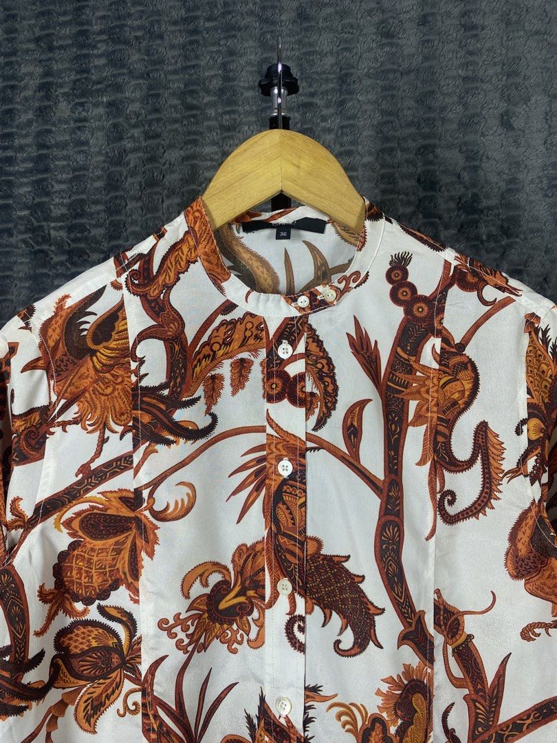 Gucci Indo Batik Print Silk Button Down Long Sleeves (Category: Longsleeves) located in Bacolod City. Submitted by treasurehunts.6100 (Listing ID 1467527720, Image 3). Description: Gucci Indo Batik Print Silk Button Down Long Sleeves Condition - Excellent Color - Multicolor Color rate - 9.8 / 10 No Flaws Size 36 Dimensions : Width - 21 Length - 27 Brands you might find on my profile : ( Cos, Uniqlo, H&M, Zara, Muji, Ralph Lauren, Hugo Boss, Fred 