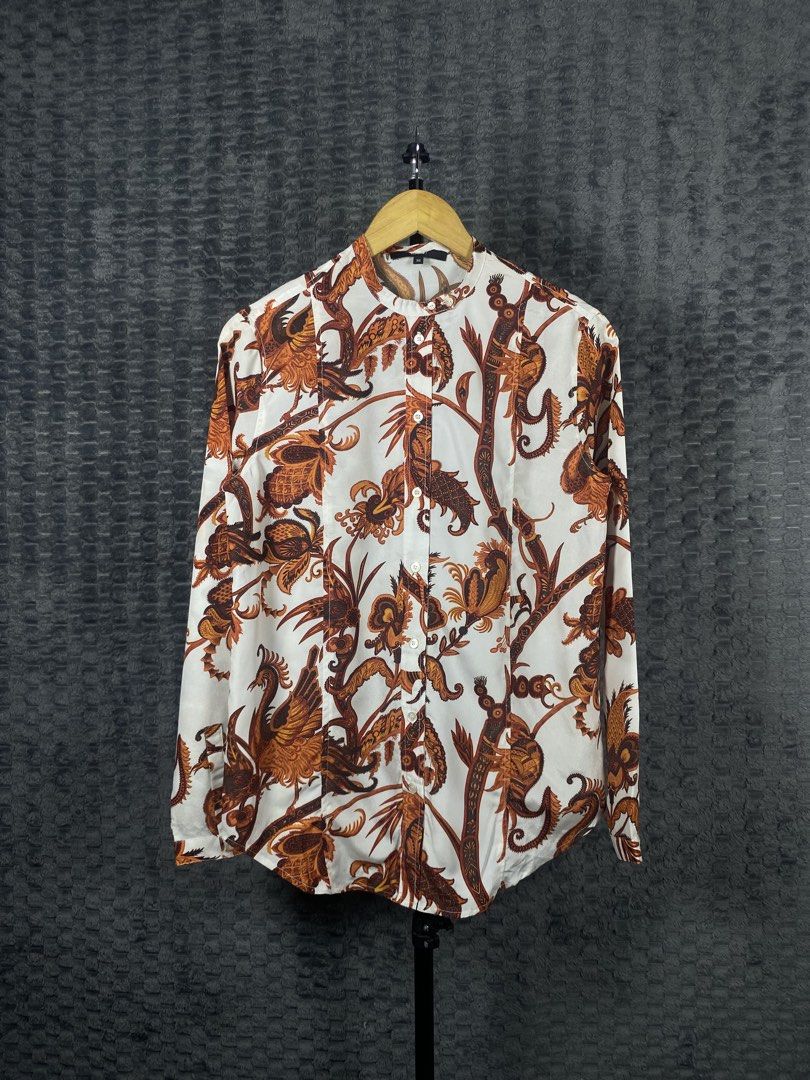 Gucci Indo Batik Print Silk Button Down Long Sleeves (Category: Longsleeves) located in Bacolod City. Submitted by treasurehunts.6100 (Listing ID 1467527720, Image 1). Description: Gucci Indo Batik Print Silk Button Down Long Sleeves Condition - Excellent Color - Multicolor Color rate - 9.8 / 10 No Flaws Size 36 Dimensions : Width - 21 Length - 27 Brands you might find on my profile : ( Cos, Uniqlo, H&M, Zara, Muji, Ralph Lauren, Hugo Boss, Fred 