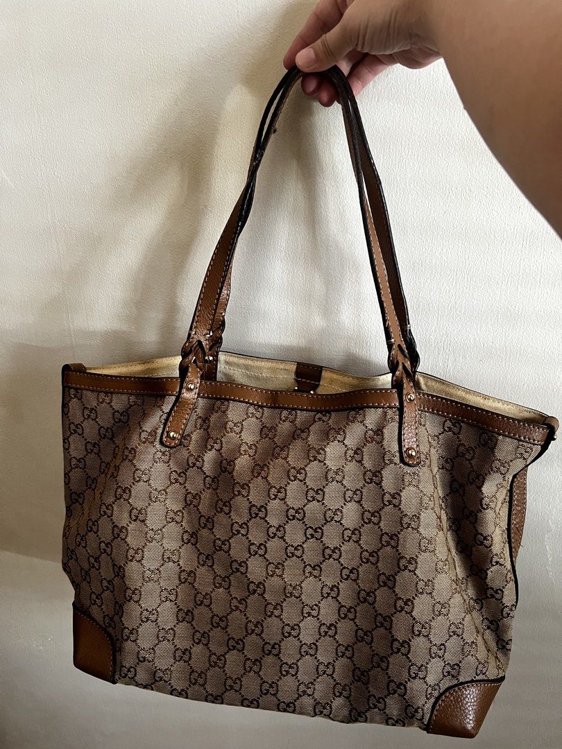 Gucci tote bag (Category: Luxury Bags & Wallets) located in Valenzuela. Submitted by dianzskiyo (Listing ID 1467373547, Image 2). Description: 📍SELF - AUTHENTICATION📍 LOCATION : VALENZUELA 🎀AVAILABLE! SOLD ITEMS ARE MARKED OR DELETED🎀 Preloved Gucci tote w/ pouch 🤎 📍 what you see is what you get 📍 Managed ur expectation - this is preloved 📍 Slightly negotiable 📍 All details were already posted (pls check photos para iwas sa redundant na 