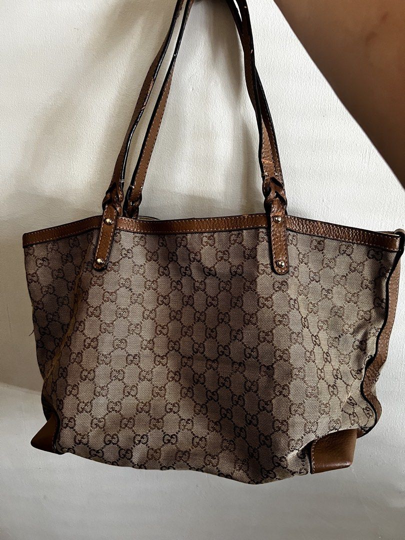 Gucci tote bag (Category: Luxury Bags & Wallets) located in Valenzuela. Submitted by dianzskiyo (Listing ID 1467373547, Image 1). Description: 📍SELF - AUTHENTICATION📍 LOCATION : VALENZUELA 🎀AVAILABLE! SOLD ITEMS ARE MARKED OR DELETED🎀 Preloved Gucci tote w/ pouch 🤎 📍 what you see is what you get 📍 Managed ur expectation - this is preloved 📍 Slightly negotiable 📍 All details were already posted (pls check photos para iwas sa redundant na 