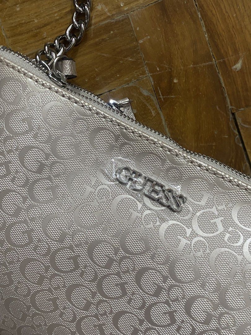 Guess Crossbody bag (Category: Cross-body Bags) located in Paranaque City. Submitted by juju_closet (Listing ID 1467476409, Image 2). Description: - 10/10 condition, brand new, guaranteed authentic ⭐️ - 2 main compartments with zipper closure - 1 compartment with magnetic closure - 4 inner pockets Rfs: Not my style! Price negotiable just message me :).