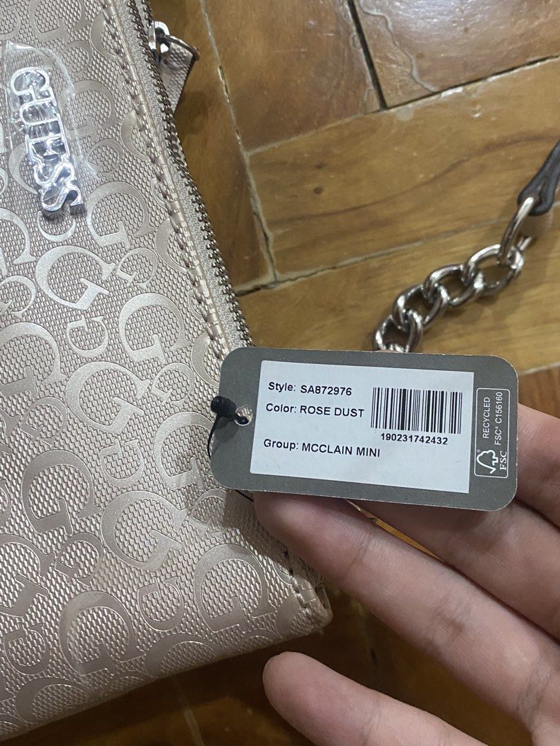 Guess Crossbody bag (Category: Cross-body Bags) located in Paranaque City. Submitted by juju_closet (Listing ID 1467476409, Image 3). Description: - 10/10 condition, brand new, guaranteed authentic ⭐️ - 2 main compartments with zipper closure - 1 compartment with magnetic closure - 4 inner pockets Rfs: Not my style! Price negotiable just message me :).