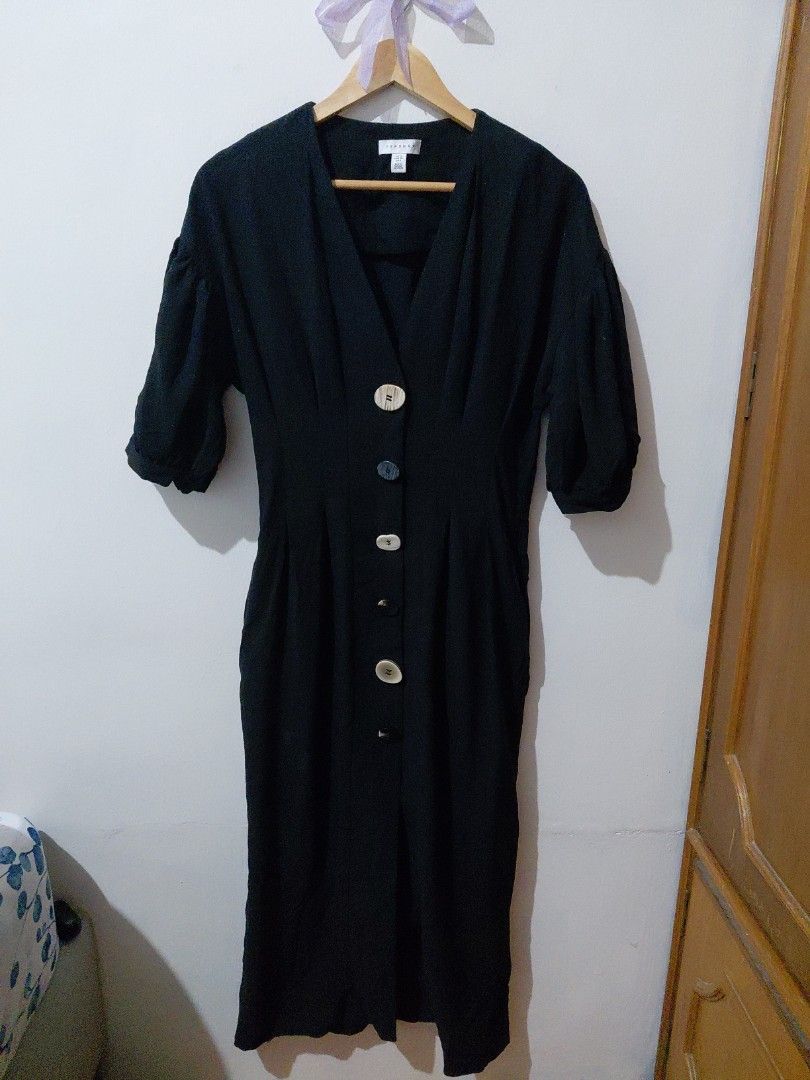 Guess Denim Jacket (Category: Coats, Jackets and Outerwear) located in Tarlac. Submitted by wornwardrobe (Listing ID 1467476372, Image 3). Description: Kindly note that all items are stored at my parents' house and not on hand. Retrieval takes up to 2 weeks before shipping. Please purchase only if you're okay with the wait. Message me to check the next available shipping date! Thank you!.