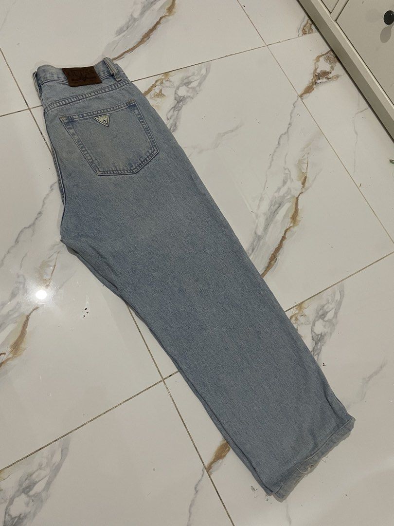 Light Washed Guess Jeans Vintage Straight Cut (Category: Jeans) located in Caloocan City. Submitted by lorenz.alberttt (Listing ID 1467510262, Image 2). Description: Vintage Light Washed Guess Jeans Straight Cut L- 35 W:31 Leg op: 9 *needs wash.