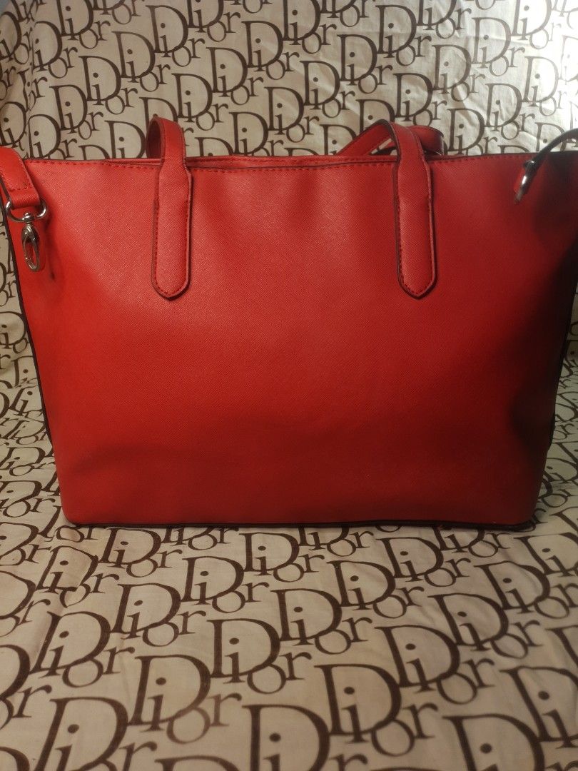 Guess Large Tote Bag (Category: Tote Bags) located in San Fernando. Submitted by retro.district. (Listing ID 1467522781, Image 3). Description: Decluttering Bags RFS: Mom needs to free up some space in her closet - Guess Large Tote bag - Condition: Excellent (Rank A) - no issue - Color Rate: 9.5/10.