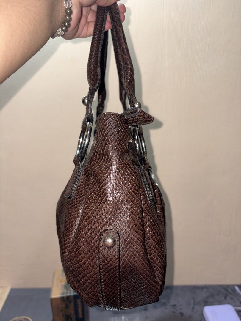 Y2K Guess Vintage Shoulder Bag (Category: Shoulder Bags) located in Angeles City. Submitted by decluterwithmochiii (Listing ID 1467395507, Image 2). Description: in excellent condition considering vintage. Original Guess y2k. large size and very spacious. no issue. Free shipping from Pampanga.
