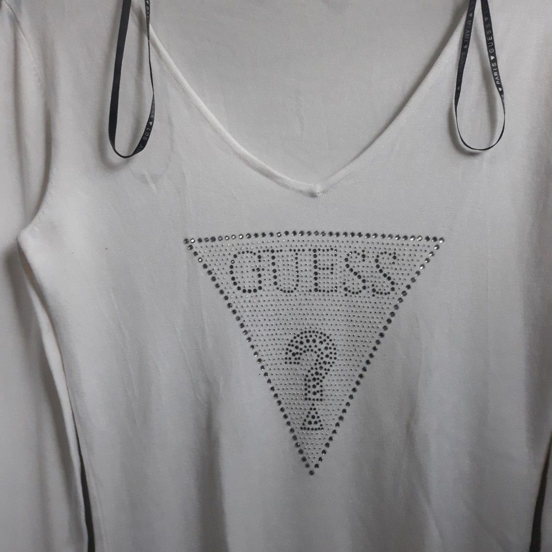 GUESS WHITE V-NECK LONGSLEEVE (Category: Longsleeves) located in Lipa City. Submitted by n1tchz (Listing ID 1467437015, Image 2). Description: Dimes: W 14 L 25 No issue Dm me, ty!.