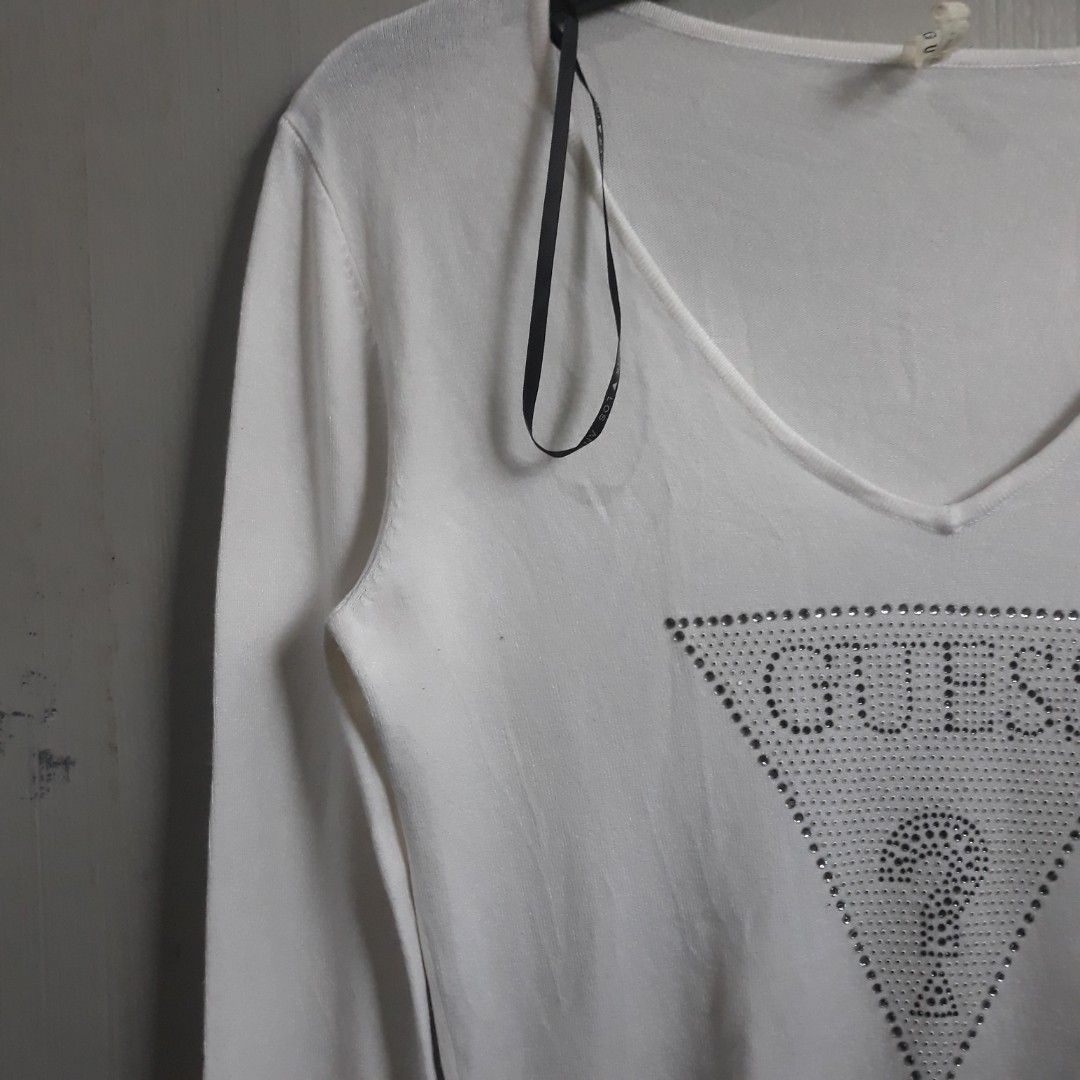 GUESS WHITE V-NECK LONGSLEEVE (Category: Longsleeves) located in Lipa City. Submitted by n1tchz (Listing ID 1467437015, Image 3). Description: Dimes: W 14 L 25 No issue Dm me, ty!.