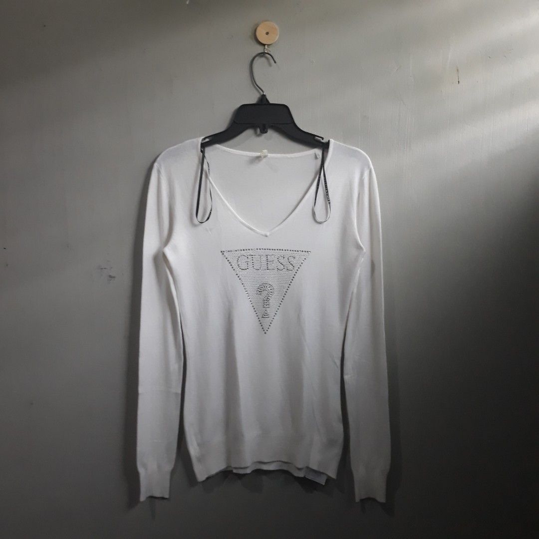 GUESS WHITE V-NECK LONGSLEEVE (Category: Longsleeves) located in Lipa City. Submitted by n1tchz (Listing ID 1467437015, Image 1). Description: Dimes: W 14 L 25 No issue Dm me, ty!.