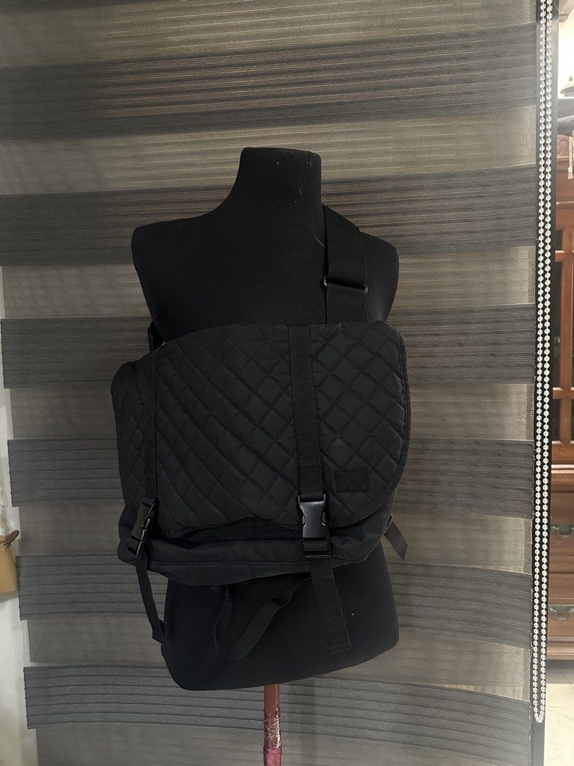 Head Porter Black Semi Padded Messenger Bag (Category: Backpacks) located in Quezon City. Submitted by prelovedbagsbygiv (Listing ID 1467471884, Image 1). Description: .
