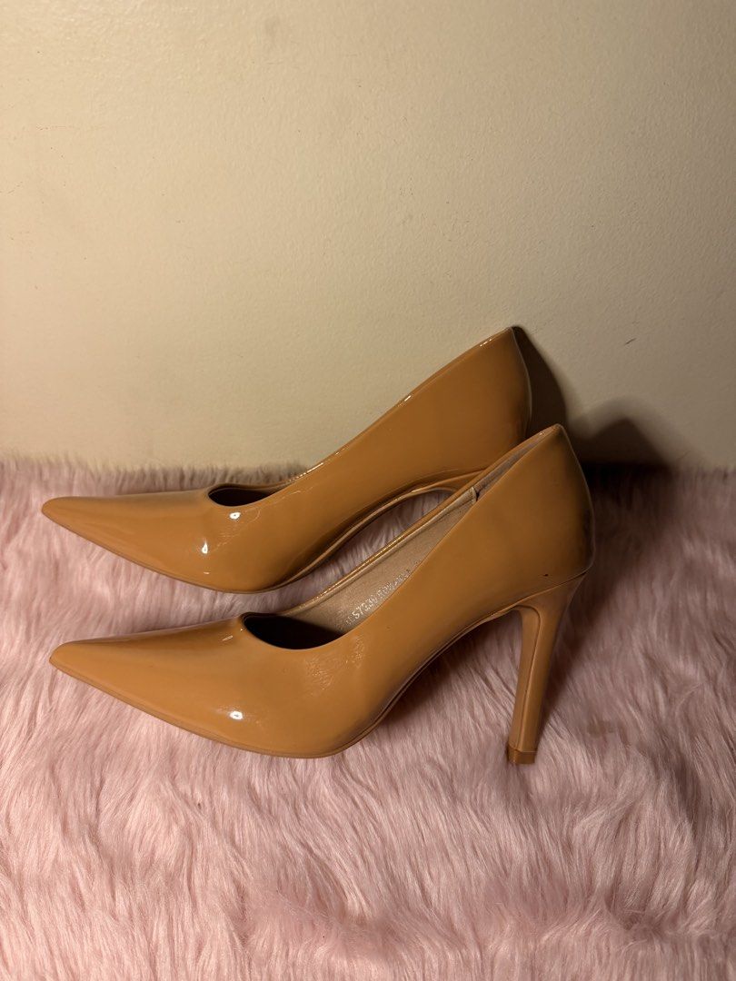 heels (Category: Heels) located in Daraga. Submitted by littlemissdeclutter.wtme (Listing ID 1467577674, Image 3). Description: tan colored heels (bought this for 2500+) - Classic pointed-toe pumps, Glossy patent-style finish - used twice only (grad photoshoot & graduation day) - size 35.