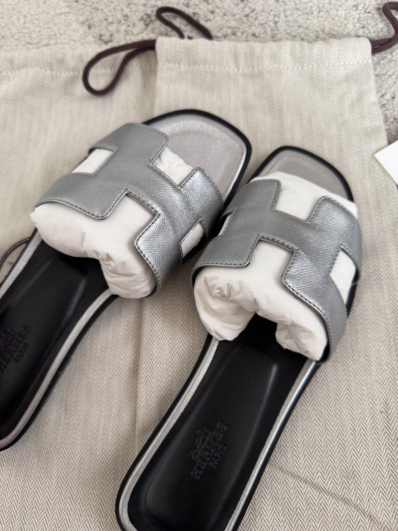 Hermes Oran Sandals Pre-owned (Category: Flats & Sandals) located in Manila. Submitted by shopmyclosetbytel (Listing ID 1467475514, Image 2). Description: Very good condition Size 38 Comes with dust bag & receipt only 100% Authentic.