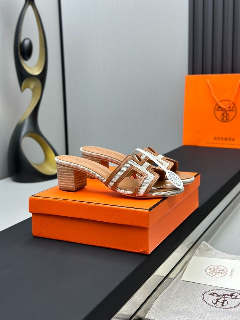 Hermes Orange Box Heel Sandals（Top-tier custom model） (Category: Heels) located in Mandaluyong City. Submitted by grandfalcon-10f0a8 (Listing ID 1467457742, Image 2). Description: Hermes Classic H Sandals High-End Version A staple piece from the classic evergreen series Material: Original custom imported cowhide Lining: Imported cowhide lining Inner sole: Imported cowhide All midsoles: Genuine leather pulp + Italian-style composite midsole Outsol