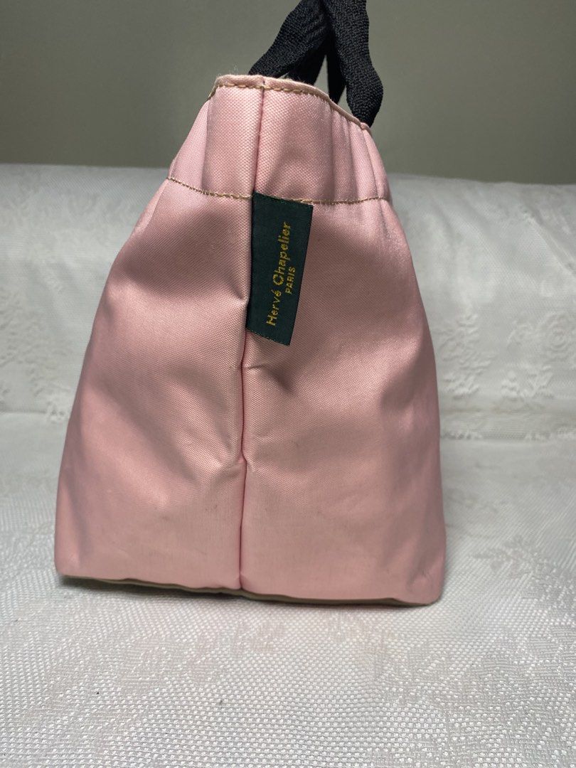 Hervè Chapelier bag (Category: Tote Bags) located in Angeles City. Submitted by noagrace (Listing ID 1467414207, Image 3). Description: Hervé Chapelier Nylon Boat Tote pink nylon fabric and contrasting dark handles Medium size Normal signs of use 850.