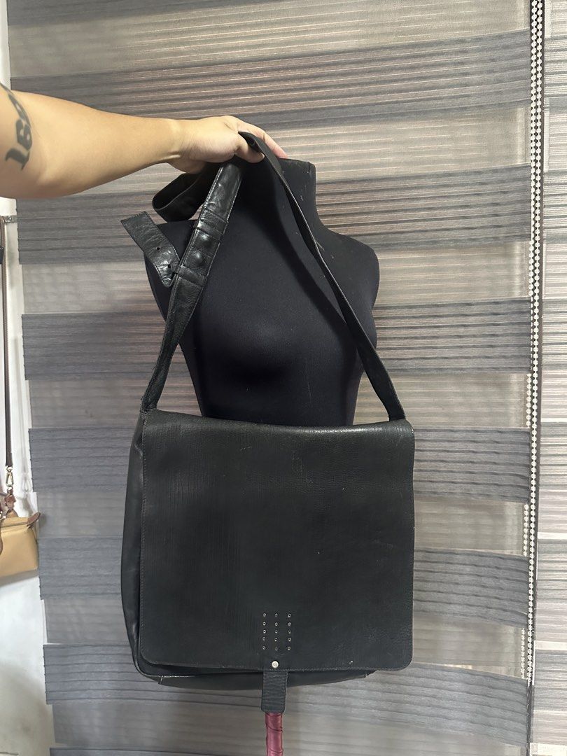 Hidesign leather messenger bag (Category: Sling Bags) located in Quezon City. Submitted by prelovedbagsbygiv (Listing ID 1467474789, Image 1). Description: .