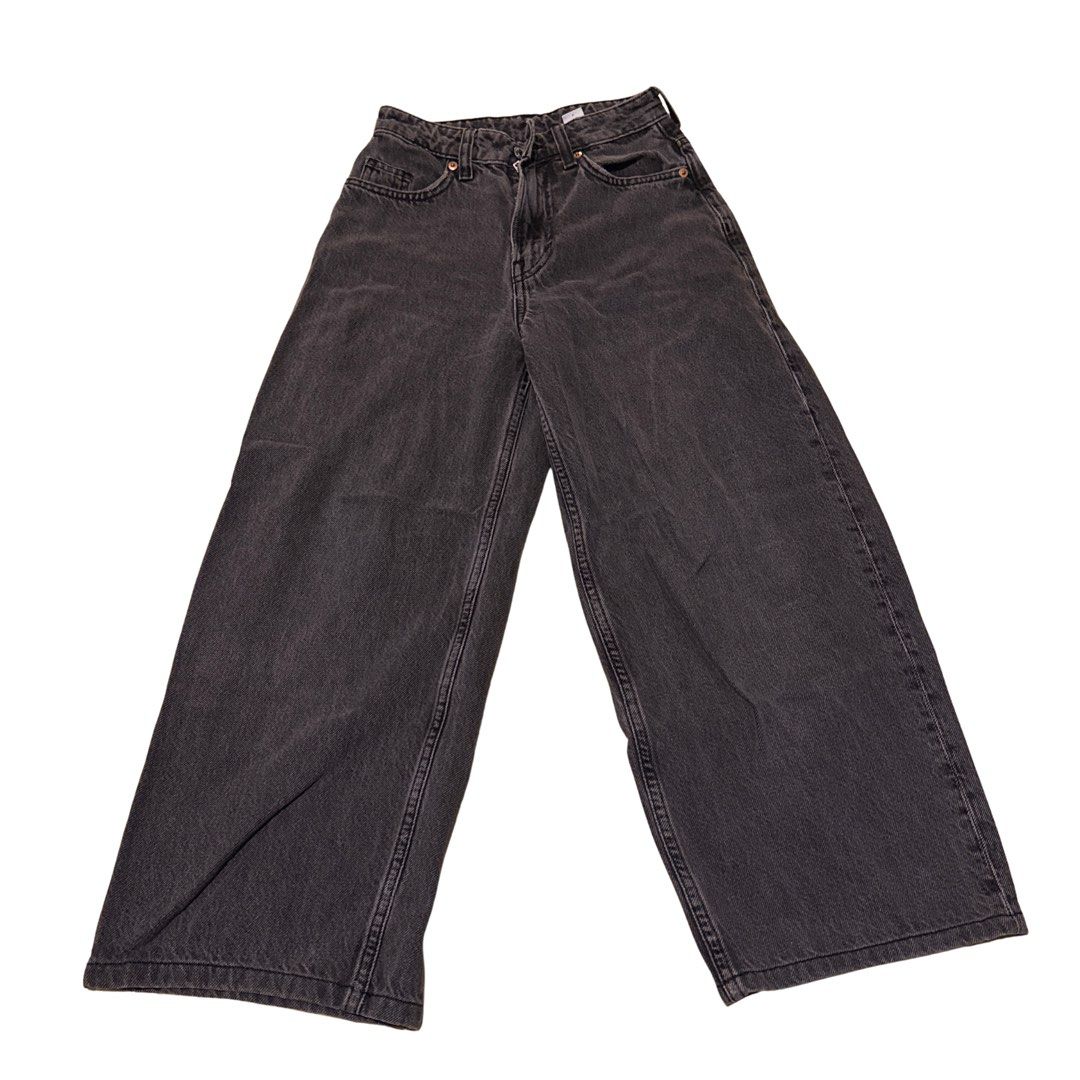 H&M Baggy Jeans (Black Washed) (Category: Jeans) located in Quezon City. Submitted by am.222 (Listing ID 1467499647, Image 2). Description: baggy loose fit high waist color: black washed denim waist: 25 inches lenght: 34 inches disclaimer: color may vary due to lighting.
