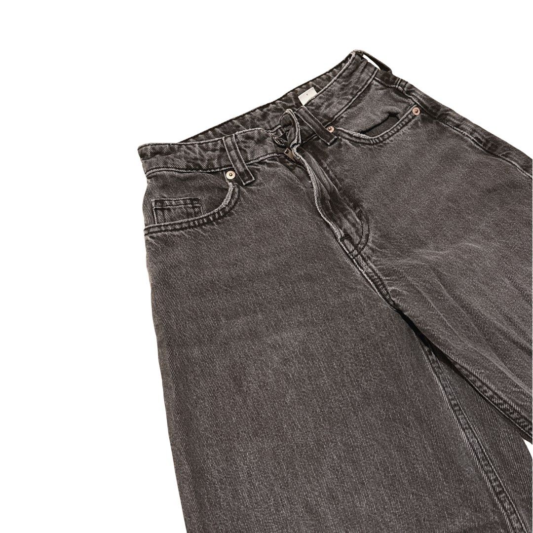 H&M Baggy Jeans (Black Washed) (Category: Jeans) located in Quezon City. Submitted by am.222 (Listing ID 1467499647, Image 1). Description: baggy loose fit high waist color: black washed denim waist: 25 inches lenght: 34 inches disclaimer: color may vary due to lighting.