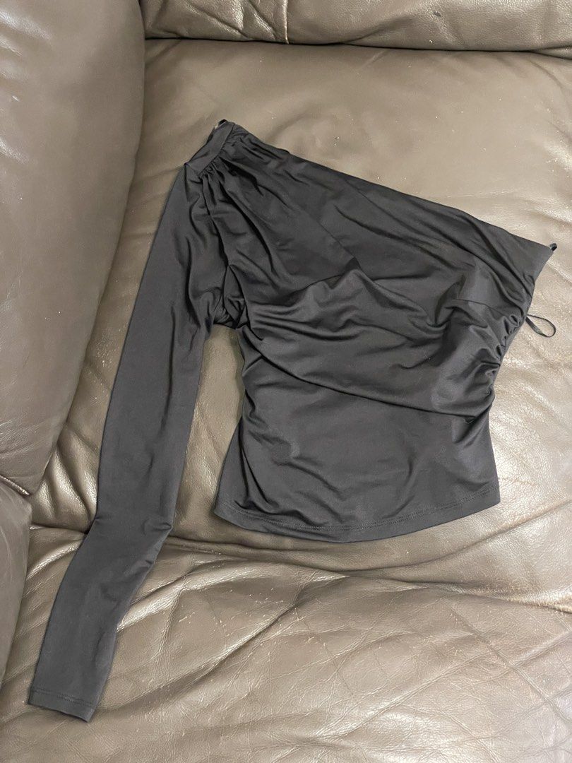 H&M Black Asymmetrical Long Sleeve Top (Category: Longsleeves) located in Manila. Submitted by amberwinslow (Listing ID 1467442498, Image 2). Description: H&M Asymmetrical Night Out Top in Black. Worn once. Bought for ₱1,299 H&M Black Silk Size S.