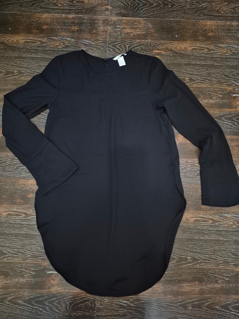 H&M Black Long Blouse (Category: Blouses) located in Santa Cruz. Submitted by deenem (Listing ID 1467376985, Image 2). Description: Like New😍👌 No flaws👌 Can fit S-M Asian (Measurements laid flat in inches) Bust:16.5 Armhole:7.5 Lenght: 31.