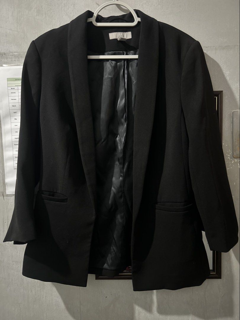 H&M Black Open-Front Tailored Blazer (Category: Coats, Jackets and Outerwear) located in Pasig City. Submitted by ladyleslieisletavelarde4902 (Listing ID 1465242897, Image 1). Description: A sleek, collarless open-front blazer that brings instant polish to any casual or office outfit. Brand: H&M Size: Fits S to M Purchase direct from store. MOP: Gcash / Bank Transfer Delivery: SF shouldered by buyer .