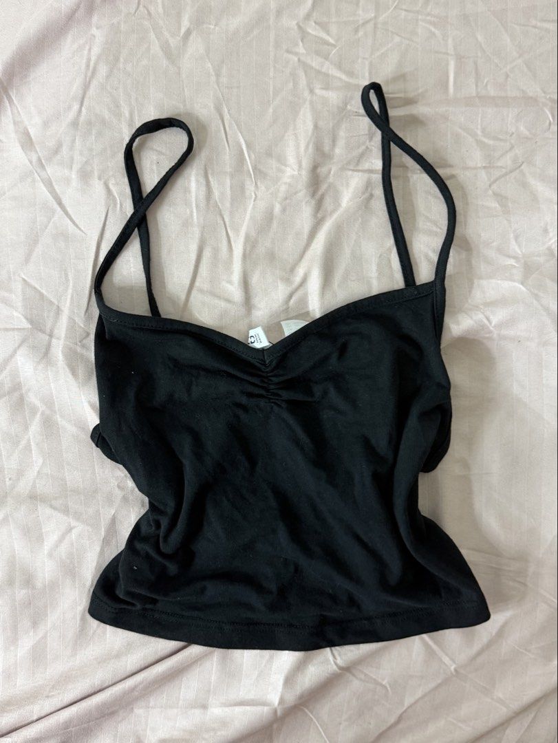 H&M cropped black tank top (Category: Sleeveless) located in Quezon City. Submitted by gem_210 (Listing ID 1467406545, Image 1). Description: > DM for more pictures.