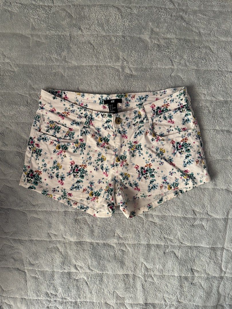 h&m floral short (Category: Shorts) located in Binan City. Submitted by mysticbows (Listing ID 1467383216, Image 1). Description: perfect fit for medium girlies only worn once <3.
